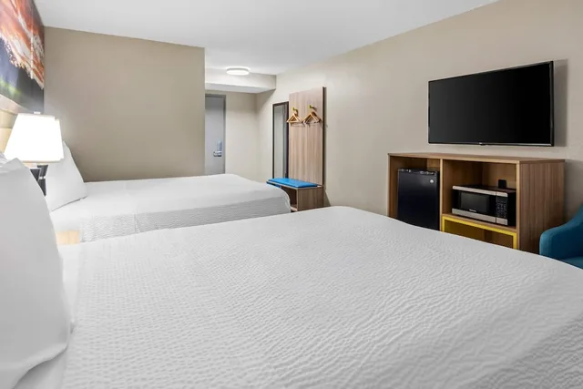 غرفة قياسية بسريرين كوين، Days Inn & Suites by Wyndham DeSoto 6/8