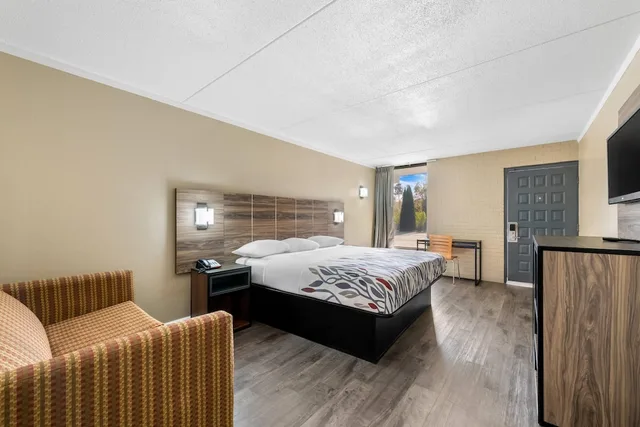 Standard, King Bed, Rodeway Inn Charlotte South 2/9