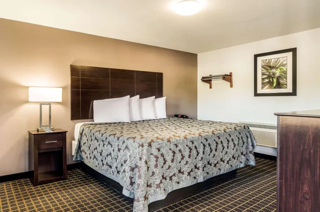 غرفة بسرير كينج للمدخنين، Rodeway Inn Middleboro-Plymouth 4/5