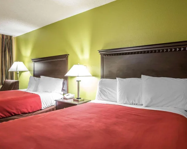 غرفة بسريرين مزدوجين، Econo Lodge Biltmore 4/4