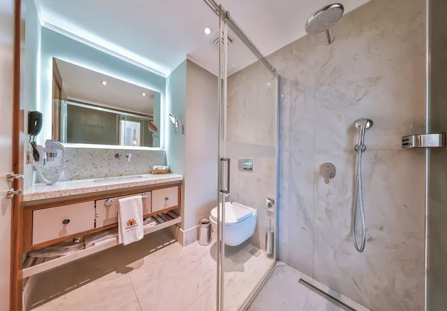 غرفة فاخرة بسرير كوين بإطلالة على البحر، Molino Hotel 4/5