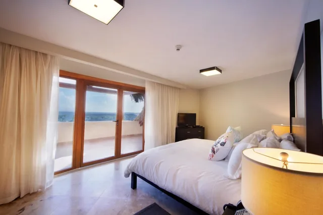1 Bedroom, Deluxe, Suite, Ocean View, Kitchenette, The Bannister Hotel and Yacht Club 2/5
