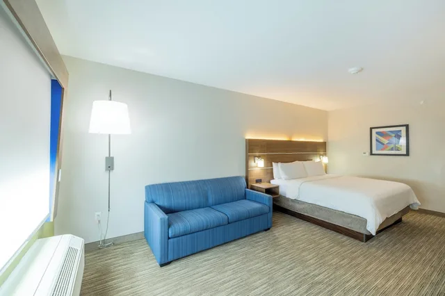 جناح بسرير كينج مع أريكة، Holiday Inn Express Suites Lindale 3/7