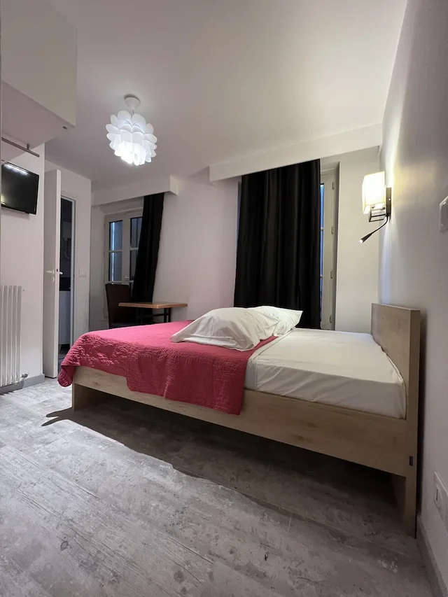 غرفة بسرير مزدوج بإطلالة على المدينة، HOTEL BELLE FONTAINEBLEAU 4/7