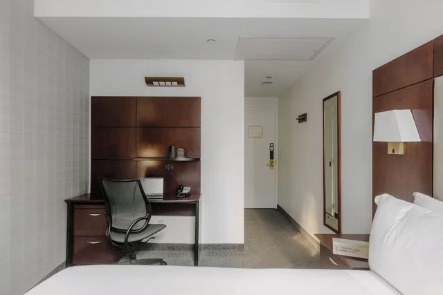 Standard, Queen Bed, Club Quarters, Wacker at Michigan 9/10