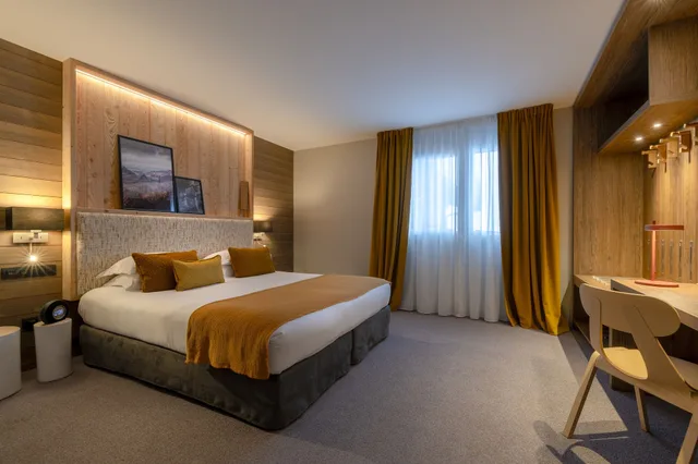 غرفة عائلية بسريرين كوين بإطلالة على الجبل بشرفة بغرفتي نوم، ILY La Rosiere & Spa Nuxe 2/4