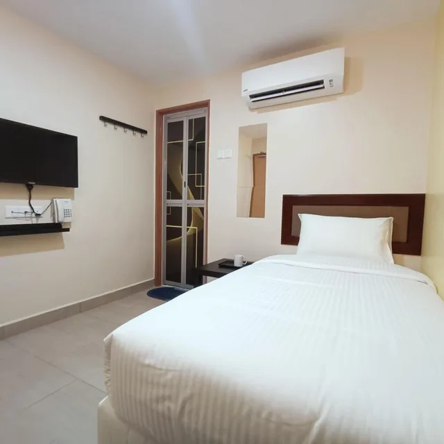 Standard Single Malaysia، Capital O 90897 Island City Hotel 1/10