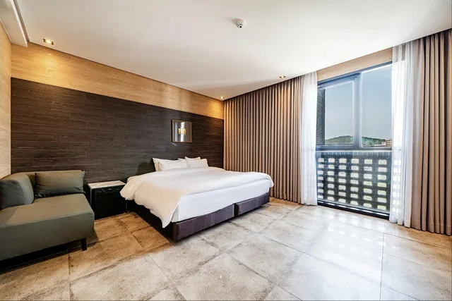 غرفة ديلوكس بسرير كوين، THE HONGC HOTEL Gangneung 1/1