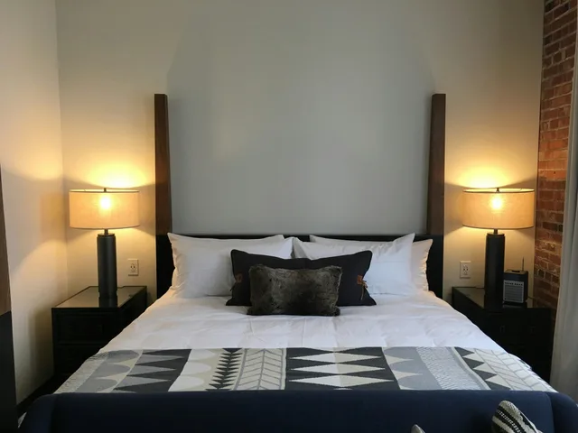 Guest Room, King Bed, Crossroads Hotel 1/4
