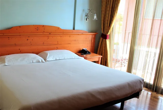 غرفة بسريرين منفصلين بإطلالة على البحيرة، Hotel Residence Montelago 1/3