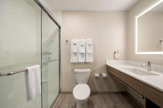 Standard, Double Bed, Holiday Inn Express Richmond by IHG 5/7