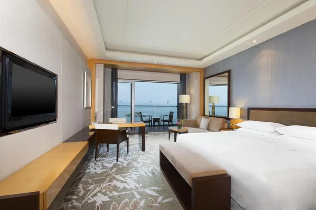غرفة بسريرين منفصلين بإطلالة على البحيرة بشرفة، SHERATON QIANDAO LAKE RESORT 1/7