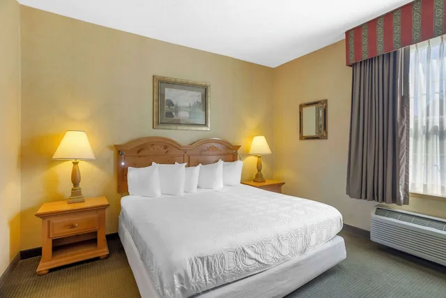 جناح بسرير كينج بحوض جاكوزي، Best Western Plus Revere Inn & Suites 3/10