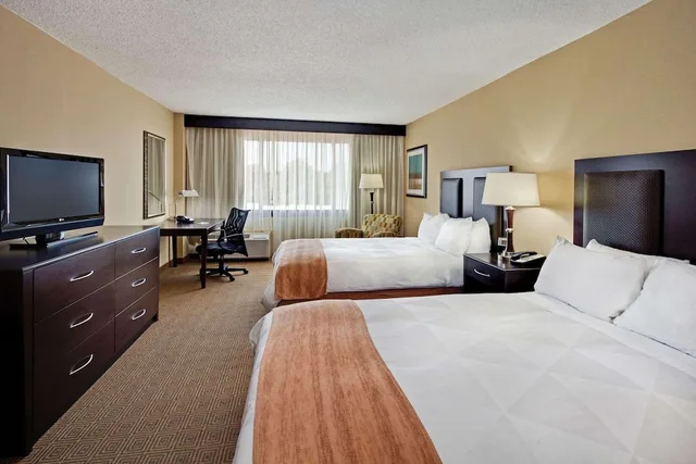 غرفة بسريرين كوين، Radisson Hotel Freehold 2/3