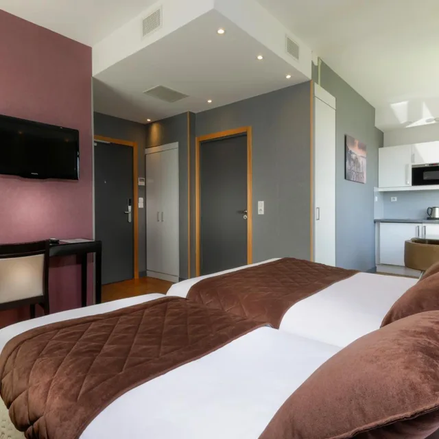غرفة ثلاثية بشرفة، AMBRE HOTEL 2/9
