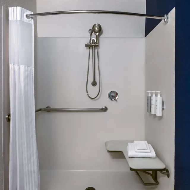 غرفة بسرير كوين بحوض استحمام لذوي الإعاقة، Spark by Hilton Tempe Phoenix Airport 10/10