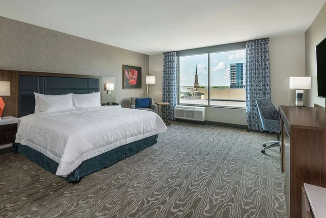 غرفة بسرير كينج بحوض استحمام لذوي الإعاقة، Hampton Inn and Suites Fort Wayne Downtown 1/2