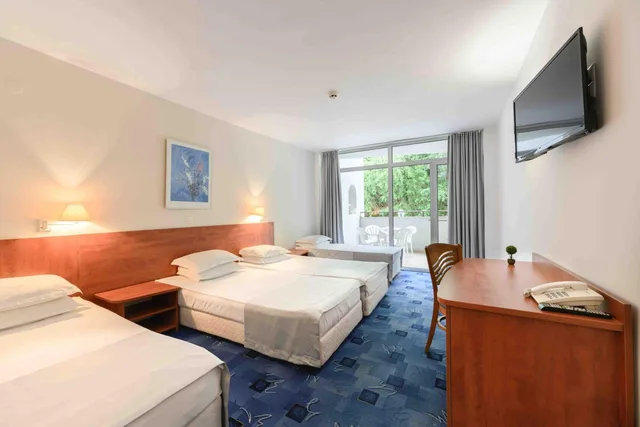 غرفة رباعية بإطلالة على المتنزه بشرفة، Madara Park Hotel 4/9