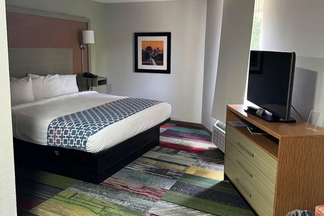 Upgrade, Suite, King Bed، Gallus Stadium Park Inn, an Ascend Collection Hotel 1/2