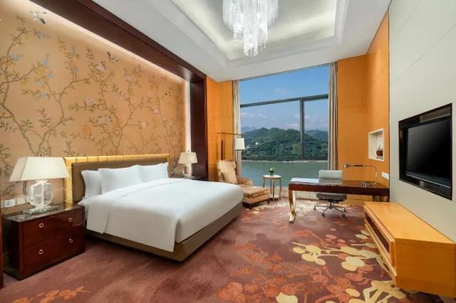 جناح رئاسي بسريرين كينج، CROWNE PLAZA YICHANG 1/3