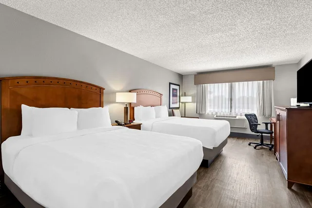 جناح عائلي بسريرين كوين مع أريكة، Best Western Plus At Lake Powell 2/3