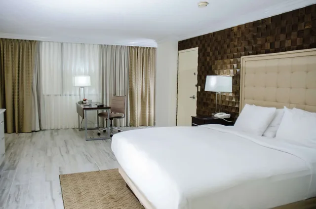 جناح تنفيذي بسرير كينج بغرفة نوم واحدة، Hilton Palm Beach Airport 1/4
