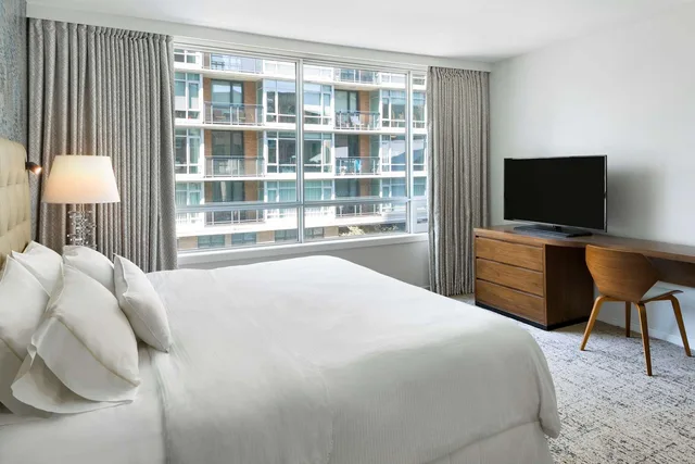 غرفة بسرير كينج بحوض استحمام لذوي الإعاقة، Hilton Vancouver Downtown 1/2