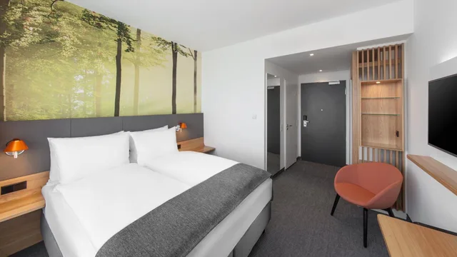 غرفة قياسية بسرير كينج وسرير كوين، Holiday Inn Munich Leuchtenbergring, an IHG Hotel 4/10