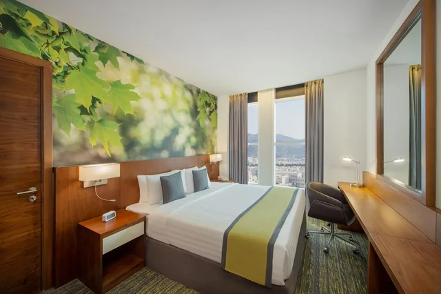 غرفة بسرير كينج للمدخنين، Wyndham Garden Muscat Al Khuwair 3/8