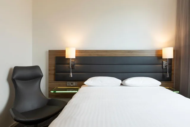 Moxy, Queen Bed، Moxy Edinburgh Airport 3/8