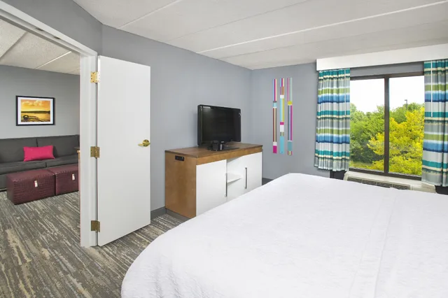 جناح بسرير كوين بغرفة نوم واحدة بمطبخ لذوي الإعاقة، Hampton Inn Suites Annapolis 2/8