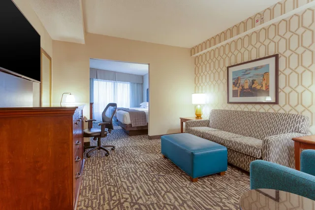 غرفة بسريرين كوين مع أريكة في طابق مرتفع، Drury Plaza Hotel St Louis Chesterfield 5/7