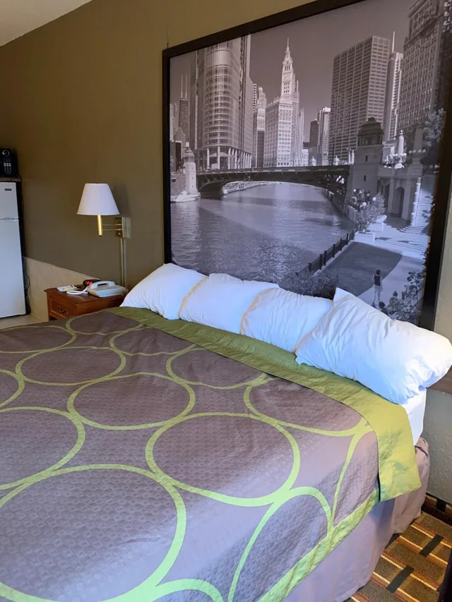 جناح بسرير كينج بمطبخ صغير، Super 8 by Wyndham Valparaiso 3/4