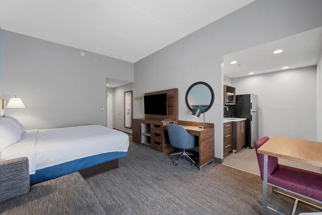 غرفة بسرير كينج مع أريكة بمطبخ صغير، Hampton Inn Front Royal 5/10