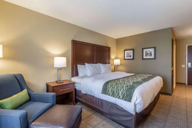 غرفة بسرير كينج، Comfort Inn & Suites - Harrisburg Airport - Hershey South 2/5