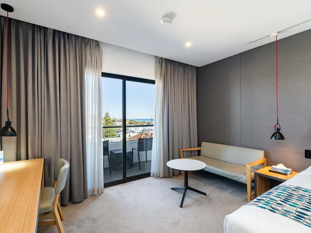 Deluxe, King Bed, City Side, Mantra Bunbury 4/6
