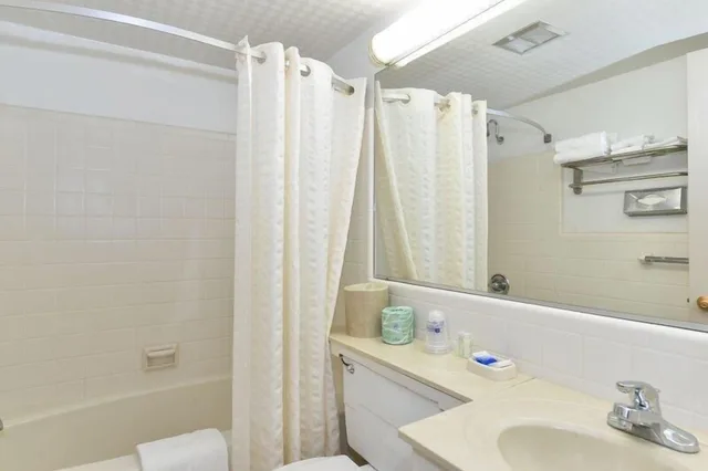 غرفة بسرير كينج بإطلالة على المسبح، Days Inn & Suites By Wyndham Roseville/Detroit Area 5/5
