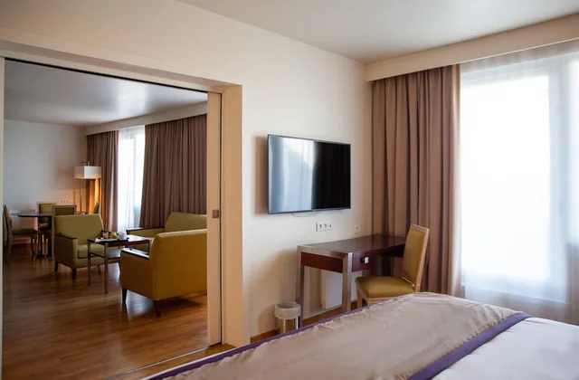 جناح بسرير كينج مع أريكة، Clarion Paris CDG Airport 3/6