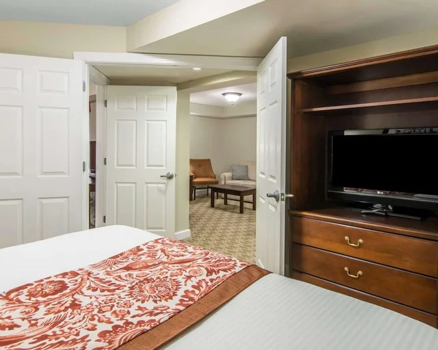 جناح كلاسيكي بسرير كينج بغرفة نوم واحدة مع أريكة، Bluegreen Vacations Patrick Henry Square, an Ascend Collection Resort 5/7