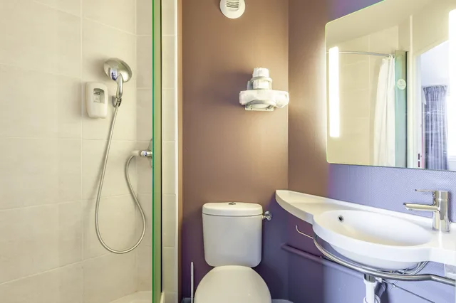 غرفة رباعية بسرير مزدوج وسريرين منفصلين، B&B Hotel Toulon Ollioules 7/9