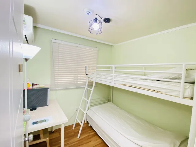 غرفة بسريرين منفصلين وسرير بطابقين، Aroha Guest House 1/6