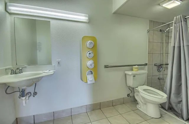 غرفة بسريرين كوين للمدخنين لذوي الإعاقة، Motel6 Lima, OH 5/7