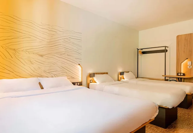 غرفة رباعية بسرير مزدوج وسريرين منفصلين، B&B Hotel Le Touquet 2/5