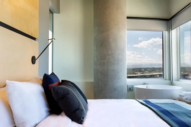 جناح بسرير كينج مع أريكة، The Source Hotel 6/10