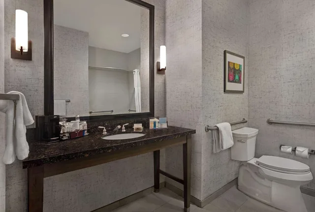 غرفة بسريرين كوين بشرفة بحوض استحمام لذوي الإعاقة، Hampton Inn & Suites Austin At The University / Capitol 8/10