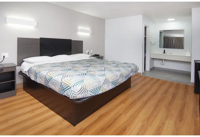 1 King Bed - Non-Smoking, Micfridge، Motel6 Red Oak, TX - Dallas 1/4