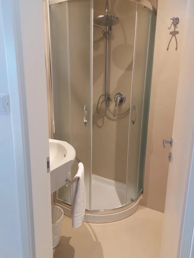 غرفة مفردة، Hotel Little 5/5