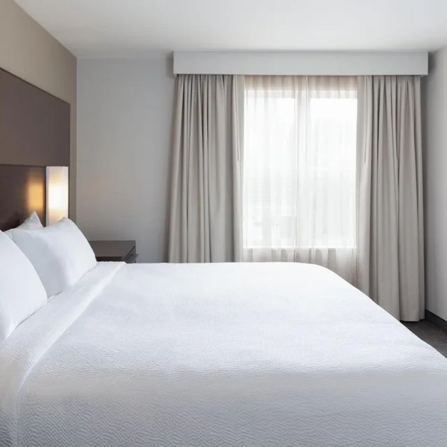 جناح بسرير كينج بغرفة نوم واحدة مع أريكة لذوي الإعاقة، RESIDENCE INN DECATUR FORSYTH 1/10