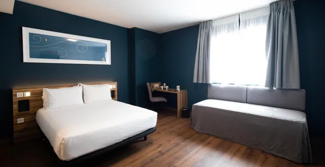 غرفة عائلية بسرير مزدوج مع أريكة، Travelodge Madrid Metropolitano 2/6