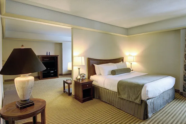 جناح استوديو بسرير كينج بإطلالة على المسبح مع أريكة، Holiday Inn Suites Pittsfield Berkshires 2/4